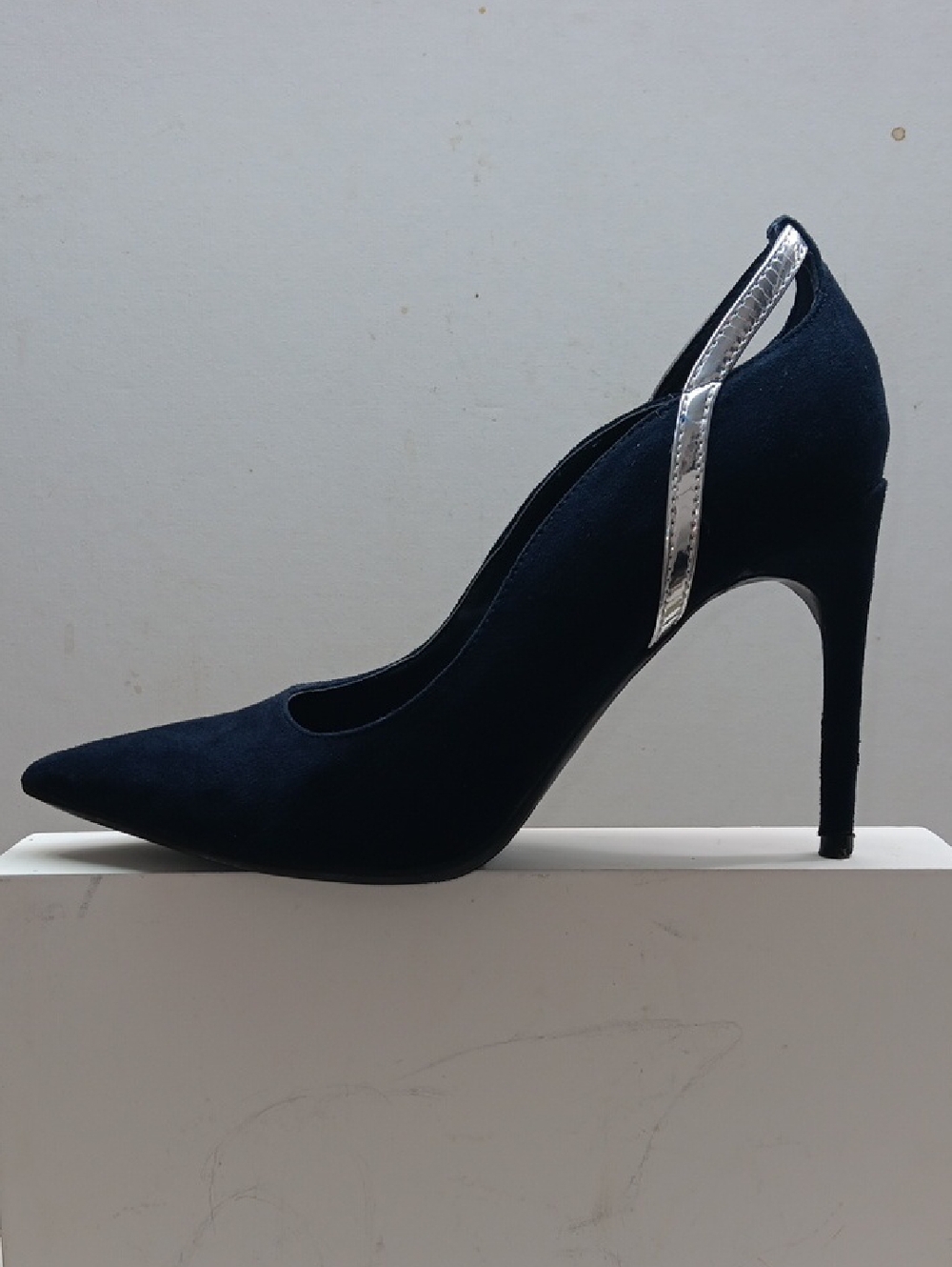 Classic Marc Fisher Navy Suede Pointed Toe Pump with Silver Accent Size 5.5